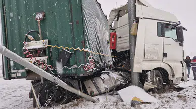 Kar Kaza Getirdi, TIR Yolda Kaldı