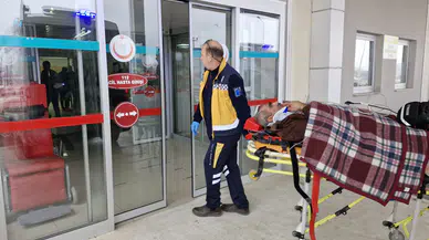 Otomobil Devrildi, 5 Kişi Yaralandı