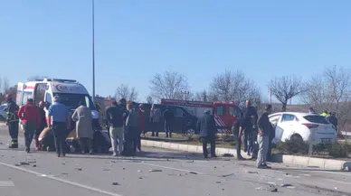 Otomobille Hafif Ticari Araç Çarpıştı: 1 Ölü, 3 Yaralı