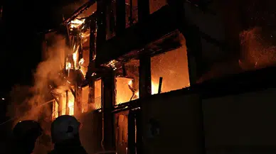 Yangın Çıkan Eve Eşyalarını Almak İçin Yeniden Girdi