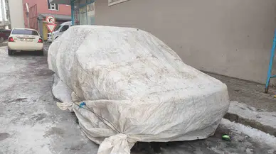Ardahan’da Araçlar Soğuktan Halı ve Battaniyelerle Korunuyor