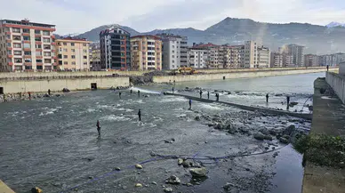 Artvin’de Fırtına Somon Kafesini Parçaladı, Vatandaşlar Dereye Akın Etti