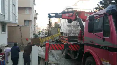 Ataşehir’de Kum Yüklü Kamyon Yan Yattı