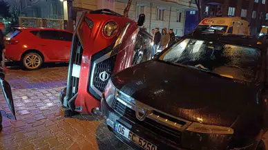 Bahçelievler’de Önüne Kedi Çıkan Şoför İki Araca Çarptı