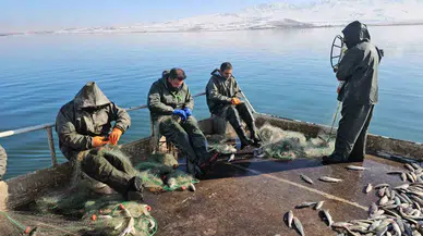 Balıkçıların Erçek Gölü’nde Güçlü Kış Mesaisi
