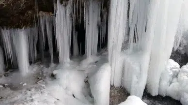 Bayburt’ta Sırakayalar Şelalesi Buz Tuttu