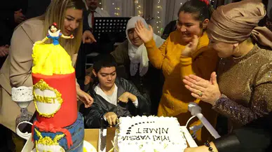Birinci Sefer Doğum Günü Kutlayan Engelli Gencin Hayali Gerçek Oldu: Pasta Keserken Gözyaşlarını Tutamadı