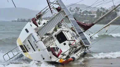 Bodrum’da Fırtına ve Yağış Tesirli Oldu, Yelkenli Tekne Karaya Vurdu