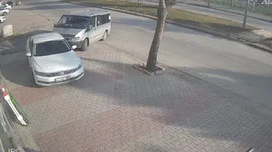 Çocuk Şoför Park Halindeki Arabaya Çarptı: O Anlar Kamerada