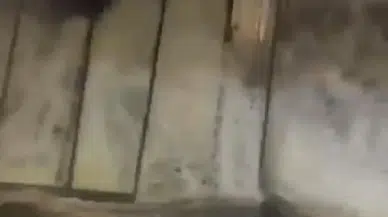 Dalgalar İşletmenin Camlarını Patlattı, O Anlar Kameraya Yansıdı