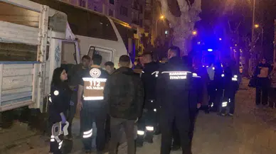 Denetimden Çıkan Kamyonet, Otobüs ve Park Halindeki Araçlara Çarptı: 2 Yaralı