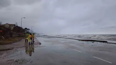 Dev Dalgalar Kıyısı Dövdü, Deniz Yola Taştı