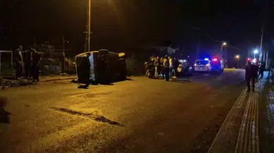 Devrilen Araçta Bulunan 5 Genç Yara Almadan Kurtuldu