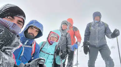 Dondurucu Soğukta Ağrı Dağı’nda Tepe Tırmanışı