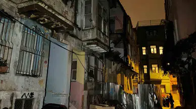Fatih’te Metruk Binada Çökme Meydana Geldi: 3 Bina Tahliye Edildi