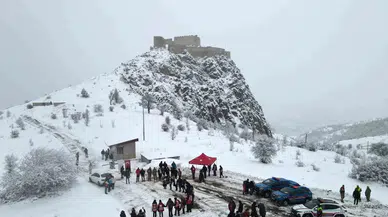 Gümüşhane’de 152 Genç Kar Altında Tarihi Kaleyi Keşfetti