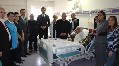 Hastane Çalışanlarından Fatma Nineye Anonslu, Pastalı Doğum Günü Sürprizi: “İyi Ki Varsın”