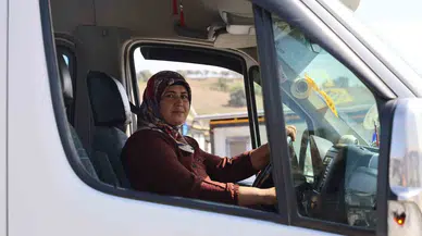 Hatay’da 4 Çocuk Annesi Sürücü Ayşe, 14 Yıldır Direksiyon Sallayarak Ekmek Parasını Kazanıyor