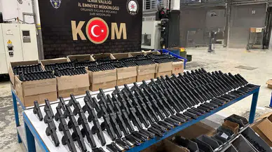 İzmir’de Rekor Silah Operasyonu: İş Yerlerindeki Kapalı Bölmelerden Çıktı