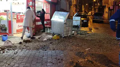 Kadıköy’de Kanalizasyon Borusu Patladı... Fışkıran Suyun Metrelerce Yükseldiği Anlar Kamerada