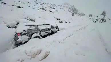 Karda Mahsur Kalan Araçlar Kurtarıldı