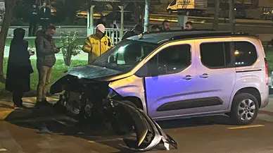 Kaza Yapan Hafif Ticari Araç Takla Attı