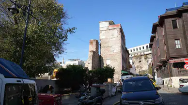 Küçükayasofya Su Terazisi’nin Etrafı Binalarla Kapatıldı: Bakımsız Haldeki Tarihi Yapı Havadan Görüntülendi