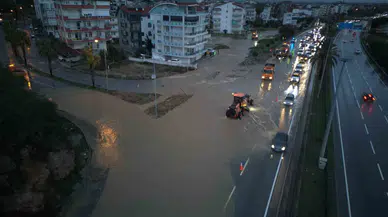 Manavgat’ta Ağır Yağış Tesirli Oldu, Yollar Göle Döndü