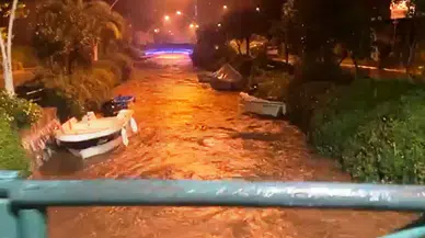 Marmaris’te Sağanak Yağış Tesirli Oldu, Yollar Göle Döndü