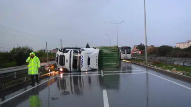 Mersin’de Yağış Nedeniyle Denetimden Çıkan Tır Bariyere Çarpıp Devrildi
