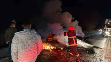 Mobilya Yüklü Kamyonet Alev Alev Yandı