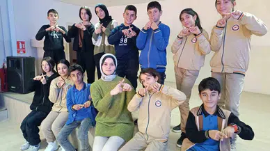 Öğrenciler Manileri Kaldırmak İçin ’İşaret Dili’ Öğreniyor