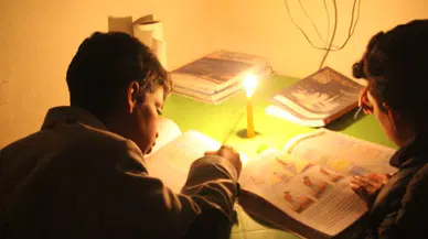 Öğrenciler Mum Işığında Ders Çalışıyor