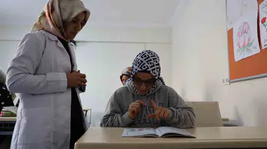 Parmaklarıyla Kur’an-I Kerim Öğreniyorlar