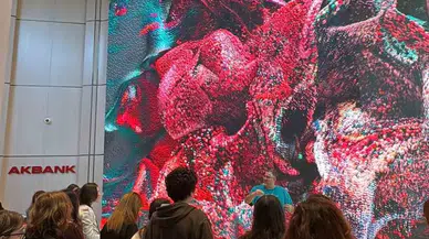 Refik Anadol’un Yapay Zeka Yapıtı Öğrencilerle Buluşuyor