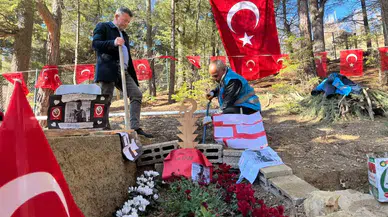 Şehidin Kabrine Öğrenciler His Dolu Notlar Bıraktı