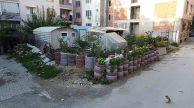 Sinekler Üremesin Diye Topladığı Araç Lastiklerinden Çiçek Bahçesi Yaptı