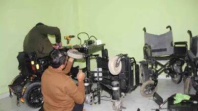 Tamirci Bulamadılar Kendi Tekerlekli Sandalyelerini Tamir Ederek Atölye Kurdular