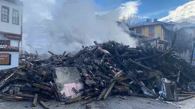 Tarihi Konak Küle Döndü: Geriye Moloz Yığını Kaldı