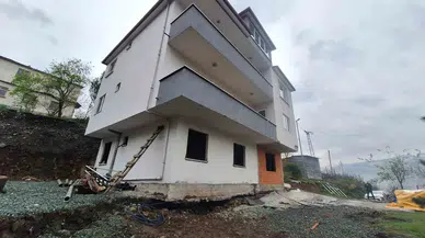 Toprak Kayması 3 Katlı Binada Çatlaklar Oluşturdu, 6 Kişilik Aile Evsiz Kaldı