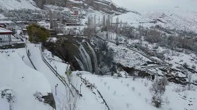 Tortum Şelalesi Karla Bütünleşti