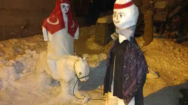 Torunu Keyifli Olsun Diye Kardan Heykeller Yaptı