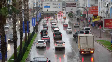 Turuncu Kodla Uyarılan Antalya Güne Yağışla Başladı