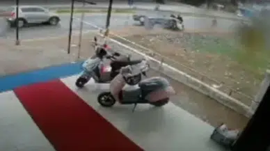 Yoldan Çıkan Araba Kaldırımdaki Bebek Otomobilli Yayalara Çarptı: 3 Yaralı