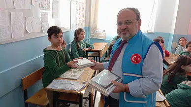 Ortaokul Öğrencilerine Kur'an-ı Kerim Hediyesi