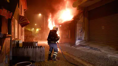 5 İş Yerinin Küle Döndüğü Yangında, Çakmakçı Dükkanı Bomba Üzere Patladı