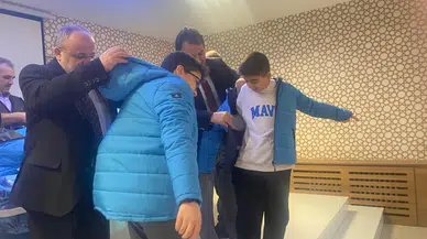 Çorumlu Hayırsever, Hafızlık Öğrencilerine Mont Desteği Verdi
