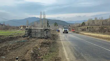 Devrilen Otomobilin Sürücüsü Yaralandı