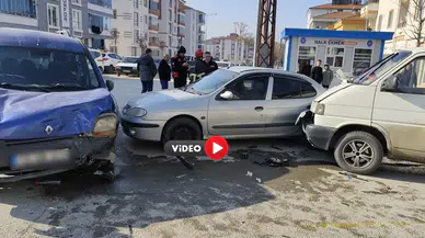Gülabibey’de Otomobiller Birbirine Girdi, Yaralılar Var