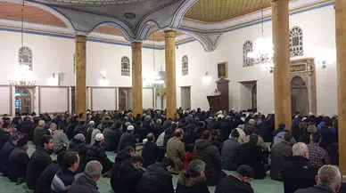 Kandilde Eller Semaya Açıldı